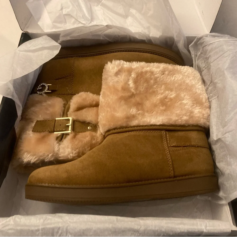 GBG Guess Fur Boots Size 8.5 New in Box - Picture 5 of 7